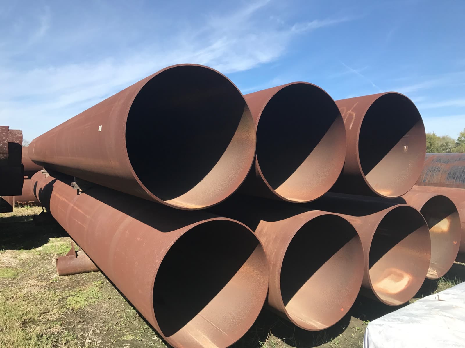 Large-diameter bare steel pipe stacked in the yard